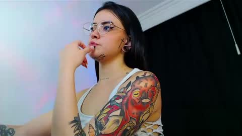 Snapshot of isa_maiden_ chatting on January 2025 06:22:02 AM online show from January 2025 06:22:02 AM