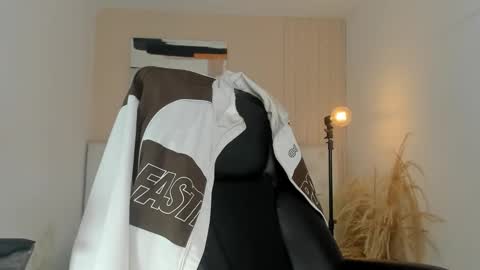 isaac_cryston online show from February 2026 10:04:02 PM