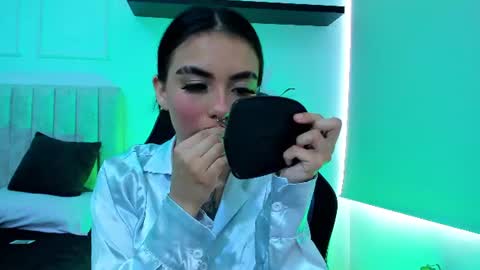 Snapshot of isabella_hv chatting on June 2026 05:29:01 PM ISABELLA online show from June 2026 05:29:01 PM
