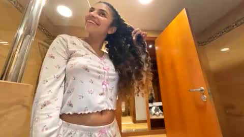 Snapshot of isabellakoffs chatting on December 2025 05:42:02 PM Isabella.. back again online show from December 2025 05:42:02 PM