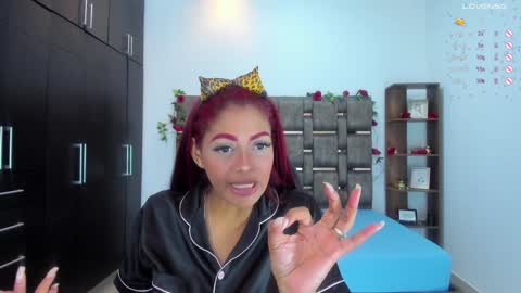 Snapshot of isabelreyes_ chatting on January 2025 04:04:02 AM Hi mi name is Isabel online show from January 2025 04:04:02 AM