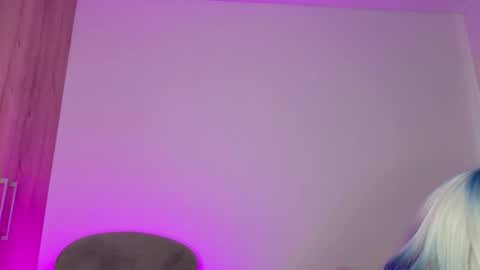 Isabella Hilton online show from February 2026 05:10:02 PM