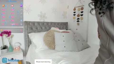 Snapshot of islaa_bluee chatting on June 2026 11:32:01 PM Isla Blue online show from June 2026 11:32:01 PM