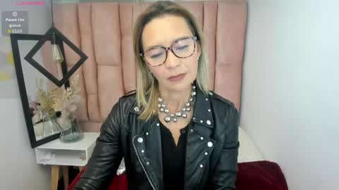 Snapshot of issa_milf__ chatting on May 2026 01:40:01 PM ISSA MILF online show from May 2026 01:40:01 PM