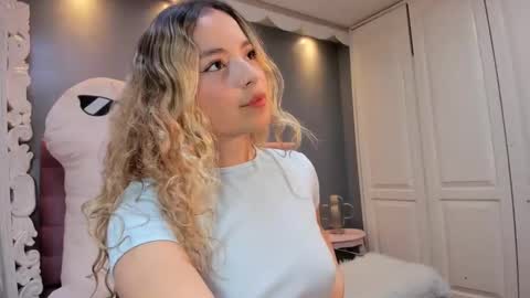 issadorajames online show from November 2025 02:17:01 PM