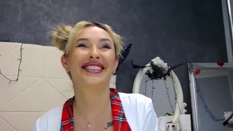 IssaSmyth online show from November 2025 07:41:01 AM