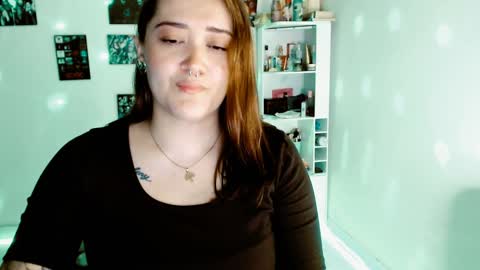 Snapshot of issis_demon chatting on December 2024 04:57:01 AM Yiz online show from December 2024 04:57:01 AM