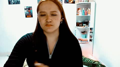 Snapshot of issis_demon chatting on December 2024 01:06:01 AM Yiz online show from December 2024 01:06:01 AM