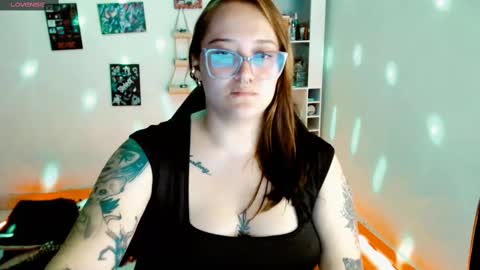 Snapshot of issis_demon chatting on February 2025 07:22:01 AM Yiz online show from February 2025 07:22:01 AM