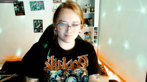 Snapshot of issis_demon chatting on February 2025 06:49:02 AM Yiz online show from February 2025 06:49:02 AM