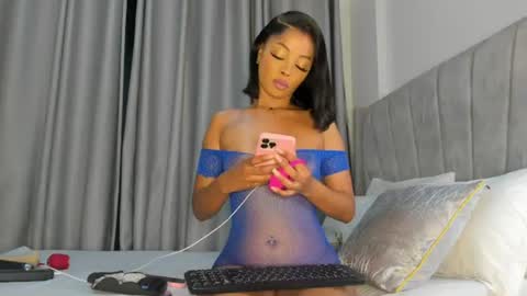 Snapshot of its_canella chatting on June 2026 04:08:01 AM canella online show from June 2026 04:08:01 AM