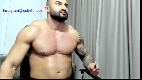 iustinmucle95 online show from December 2025 11:41:02 AM