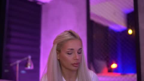 IvyRowa online show from September 2025 06:08:02 PM