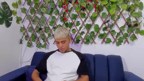 izaack online show from December 2024 11:35:01 PM