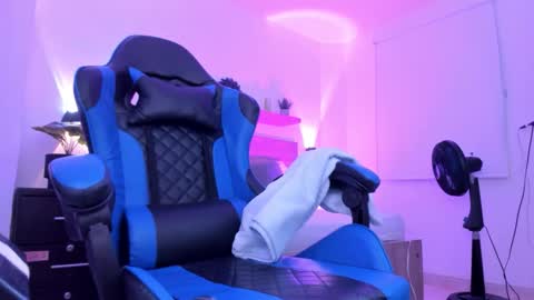 Snapshot of izaro_22 chatting on December 2025 01:39:02 PM Iza online show from December 2025 01:39:02 PM