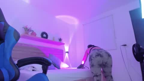 Snapshot of izaro_22 chatting on February 2026 01:58:02 PM Iza online show from February 2026 01:58:02 PM