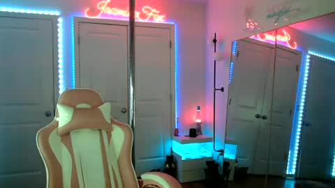 Jazmine Fox online show from July 2026 07:56:02 PM