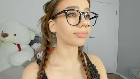 Snapshot of jenie_fire chatting on December 2024 05:33:01 PM Dolly online show from December 2024 05:33:01 PM