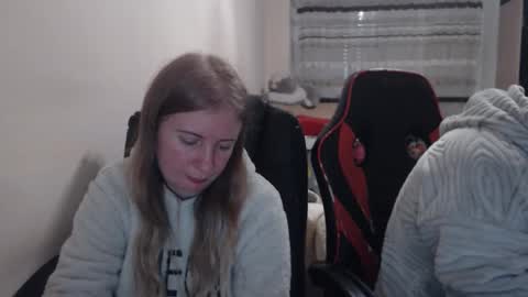 Snapshot of jenisandpeter chatting on December 2025 08:13:02 PM JenisAndPeter online show from December 2025 08:13:02 PM