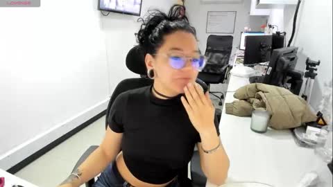 jenn online show from November 2025 08:44:01 PM