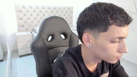 jhoanleandro online show from October 2025 04:57:02 AM