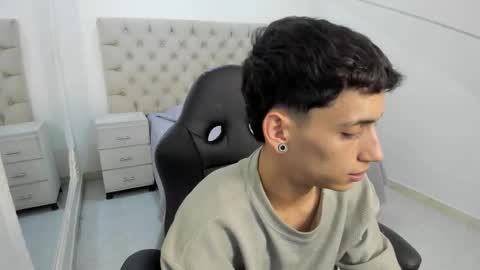 jhoanleandro online show from November 2025 05:29:02 AM