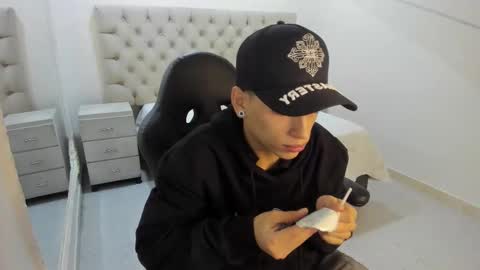 jhoanleandro online show from December 2025 05:12:02 AM