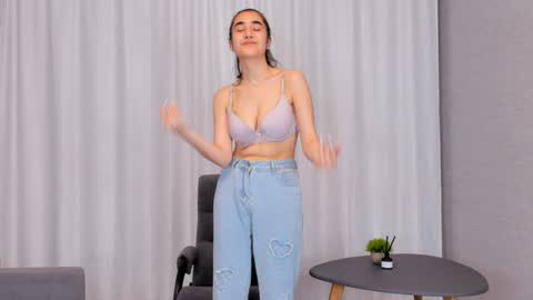 Mia online show from December 2024 07:21:01 PM