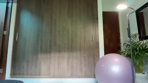 Im Jouliano online show from November 2025 08:41:02 PM