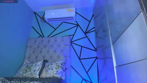 independent model online show from April 2026 05:41:02 PM