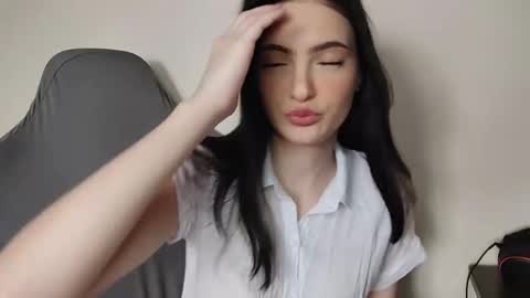 Veronika online show from May 2026 01:07:02 PM
