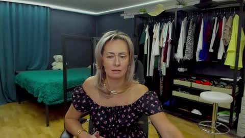 julia__cherry_ online show from November 2025 11:42:02 AM