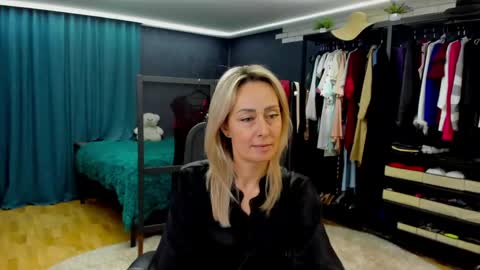 julia__cherry_ online show from April 2026 03:15:01 PM