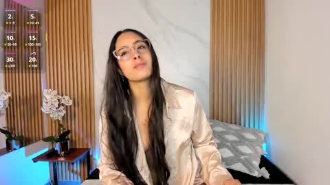 J U L IA   M A R T I N E Z online show from April 2026 11:35:01 AM