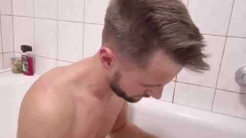 julia_official online show from October 2025 09:04:01 PM