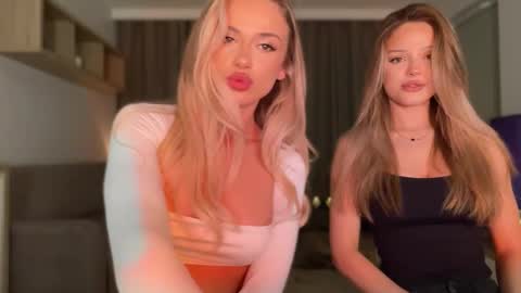 Julia R Le online show from October 2025 07:01:02 PM