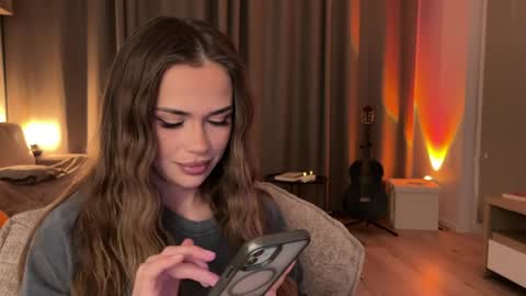 Julia R Le online show from April 2026 08:17:02 PM