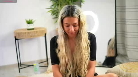 Julia online show from April 2026 07:58:01 PM