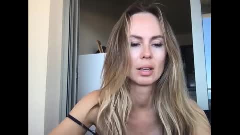 Snapshot of julialemilf chatting on May 2026 10:21:02 AM julialemilf online show from May 2026 10:21:02 AM