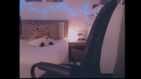 julialiones online show from November 2025 04:33:01 PM