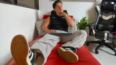 Snapshot of julian_wallace chatting on May 2026 06:26:02 PM julian_wallace online show from May 2026 06:26:02 PM