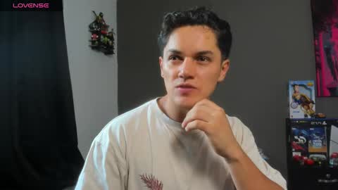 Snapshot of julian_wallace chatting on May 2026 08:50:01 PM julian_wallace online show from May 2026 08:50:01 PM