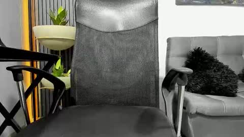 Julian online show from November 2025 11:27:01 PM