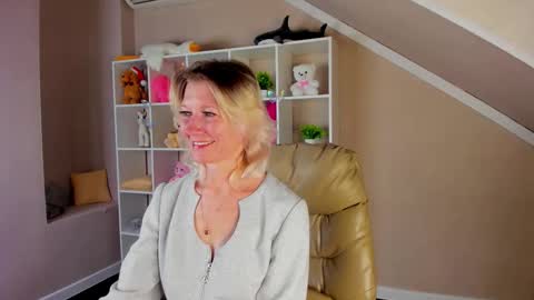 Julie Lucasss online show from March 2026 12:50:01 AM
