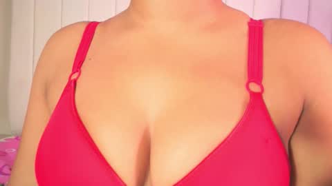 Snapshot of julieta_flower chatting on February 2026 01:40:01 PM Julieta IG juietaflower06 online show from February 2026 01:40:01 PM