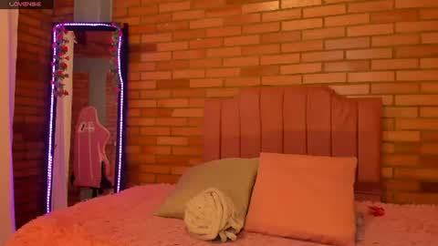 Snapshot of julieta_moretti chatting on July 2026 02:39:01 AM Julieta online show from July 2026 02:39:01 AM