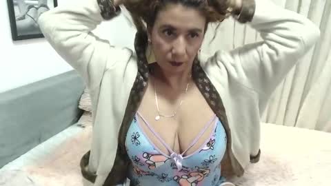 Snapshot of juliialove_ chatting on December 2024 03:29:02 AM Juliia online show from December 2024 03:29:02 AM