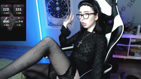 Snapshot of julscinamon chatting on December 2024 06:35:01 PM Baroness Von Cringe online show from December 2024 06:35:01 PM