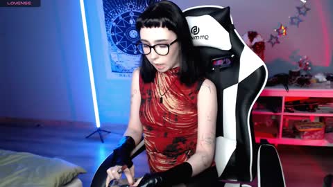 Snapshot of julscinamon chatting on January 2025 06:14:01 PM Baroness Von Cringe online show from January 2025 06:14:01 PM