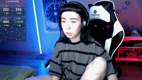 Snapshot of julscinamon chatting on January 2025 07:39:01 PM Baroness Von Cringe online show from January 2025 07:39:01 PM